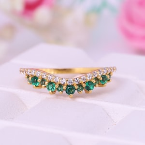 Vintage Emerald Crown Band Art Deco Diamond Curved Band Women Stacking Band Solid Yellow Gold Women&#39;s Matching Band Green Gemstone Gift Band