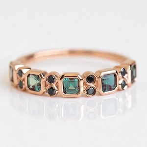 Anillo de eternidad de media eternidad de alejandrita octogonal, diseño vintage de alejandrita y espina dorsal negra, anillo apilable de plata maciza 925, hermoso anillo para mujer