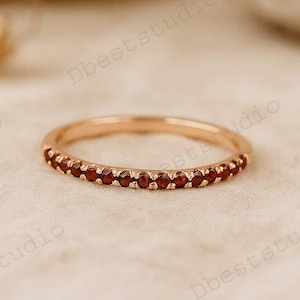 Sierlijke granaat halve eeuwigheid voorstelband, 14k roségouden delicate trouwring, januari geboortesteen delicate bijpassende band, kerstcadeau