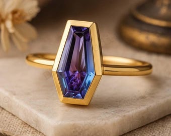 Anillo de mujer con alejandrita talla ataúd, engaste biselado, anillo apilable, joyería nupcial de oro macizo, solitario único, anillo de boda, regalo de promesa por amor.