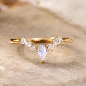 Fede nuziale con pietra di luna, anello con pietra di luna a forma di pera, fede nuziale curva, anello con pietra portafortuna di giugno, anello impilabile a chevron, gioielli delicati con pietre preziose