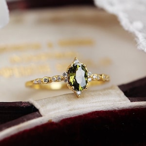 Delicato anello con diamante peridoto regalo personalizzato per lei anello impilabile delicato gioielli fatti a mano in oro massiccio pietra portafortuna di agosto