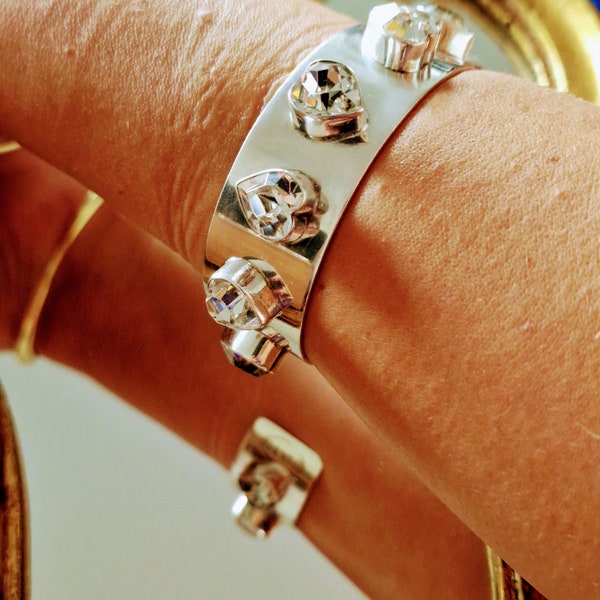 Impressionant bracelet manchette Otazu en argent et cristaux en cœur