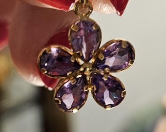 Beautiful 18k gold flower-shaped pendant holding amethysts