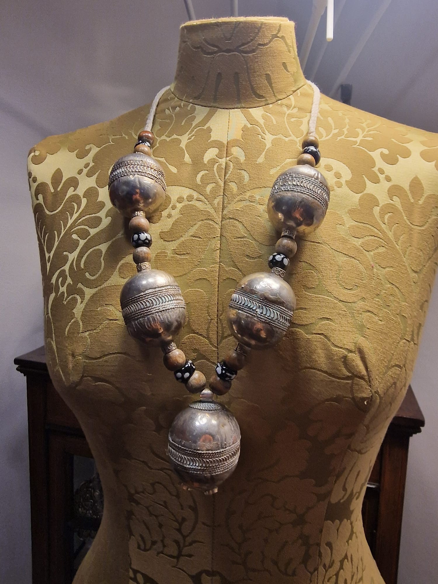 Collier Ancien En Bois Vintage - Bijou Artisanal Rétro, Occasion Bon état, Fabriqué En France