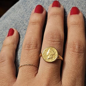 Vacker ring med ett endollarmynt från 1853 i 22k och 18k guld
