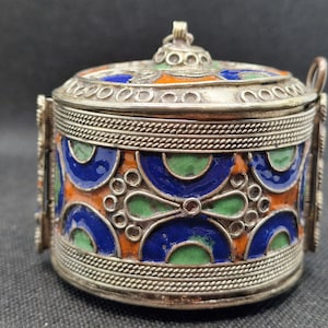 Bracelet cuff and antique Berber box in enamelled silver