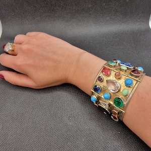 Einzigartiges und sehr seltenes ägyptisches Manschettenarmband, besetzt mit Edelsteinen