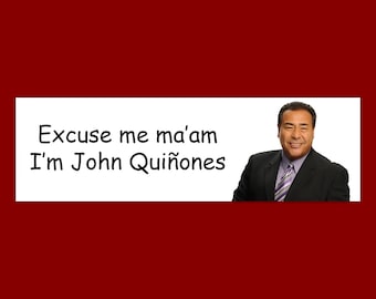 Puede incluir: Un hombre con traje y corbata sonríe y dice "Disculpe señora, soy John Quiñones".