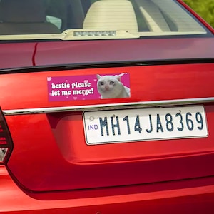Peut inclure: Arri&egrave;re d'une voiture rouge avec un autocollant. L'autocollant dit "bestic please let me merge!" et pr&eacute;sente un m&egrave;me d'un chat blanc qui pleure. La voiture a une plaque d'immatriculation avec le texte "MH14 JA8369".