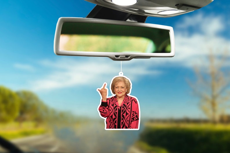 Betty White mostrando o dedo do meio - Aromatizador de carro engraçado para pendurar - Presente perfeito para decoração imagem 1