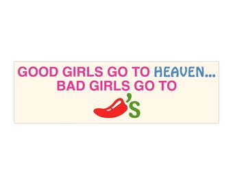 Las chicas buenas van al cielo. Las chicas malas van a Chili's. Divertido meme desquiciado. Pegatina para parachoques e imán para coche.