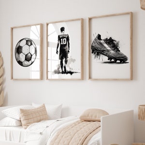 Láminas de arte de pared de fútbol imprimibles, juego de 3 pósteres de fútbol, decoración de dormitorio de niños, decoración de habitación de adolescentes, regalos de fútbol con nombre personalizado, camiseta de fútbol