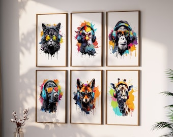 Puede incluir: Seis impresiones enmarcadas coloridas con diferentes animales usando auriculares. Cada impresión tiene un fondo tipo acuarela con salpicaduras de color. Los animales incluyen un gato, un mono, un zorro, una jirafa y dos perros.