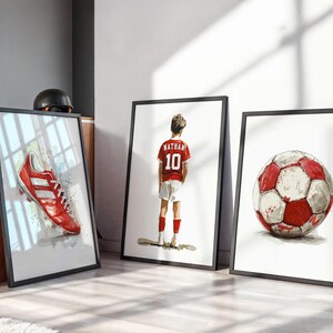 Personalisierter Fußballtrikot-Druck: Poster mit individuellem Namen und Nummer, Kinderzimmerdeko, Fußballgeschenk für Jungen, 3er-Set Sport-Wandbilder Rot