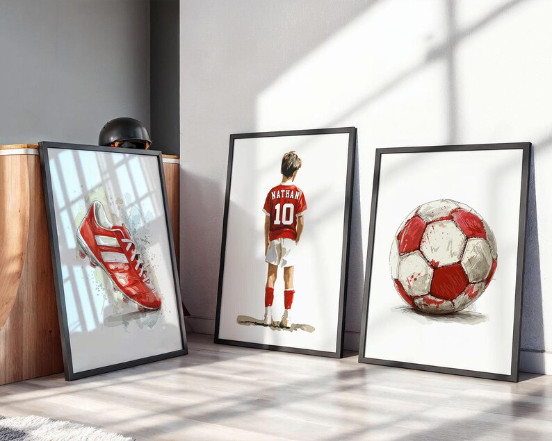 Personalisierter Fußballtrikot-Druck: Poster mit individuellem Namen und Nummer, Kinderzimmerdeko, Fußballgeschenk für Jungen, 3er-Set Sport-Wandbilder Rot