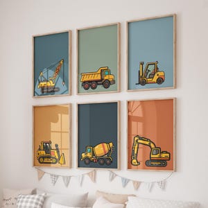 Könnte beinhalten: Sechs gerahmte Kunstdrucke mit Baumaschinen: ein Kran, ein Muldenkipper, ein Gabelstapler, ein Radlader, ein Betonmischer und ein Bagger. Jedes Fahrzeug ist gelb mit schwarzen Details auf farbigen Hintergründen.