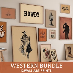 Pode incluir: Um conjunto de impressões de arte de parede emolduradas com tema Western. As impressões apresentam ilustrações de cowboys, a palavra "HOWDY", um cacto e os textos "RIDE 'EM COWBOY", "RODEO NIGHT" e "WILD WEST SHOW". As palavras "WESTERN BUNDLE" e "12 WALL ART PRINTS" também são visíveis.