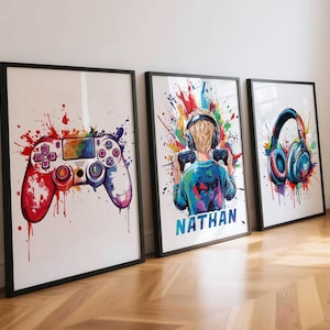 Pode incluir: Três quadros com ilustrações vibrantes em estilo aguarela. O primeiro mostra um comando de jogo, o segundo uma pessoa com auscultadores a segurar um comando com o nome NATHAN, e o terceiro mostra um par de auscultadores.