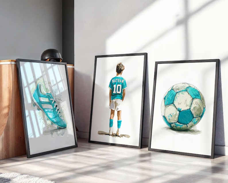 Personalisierter Fußballtrikot-Druck: Poster mit individuellem Namen und Nummer, Kinderzimmerdeko, Fußballgeschenk für Jungen, 3er-Set Sport-Wandbilder Cyan