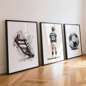 Personalisierter Fußballtrikot-Druck: Poster mit individuellem Namen und Nummer, Kinderzimmerdeko, Fußballgeschenk für Jungen, 3er-Set Sport-Wandbilder Schwarz