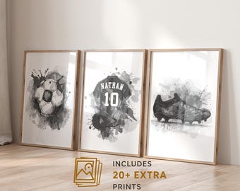 Peut inclure: Trois impressions encadrées à l'aquarelle sur le thème du football. Les impressions présentent un ballon de football, un maillot avec "Nathan 10" et une chaussure de football. Les impressions sont en noir et blanc avec des effets d'éclaboussures d'aquarelle. Le texte "INCLUDES 20+ EXTRA PRINTS" est également visible.