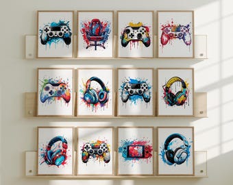 Puede incluir: Una colección de impresiones artísticas enmarcadas con ilustraciones de acuarela de accesorios de juego. Las impresiones incluyen mandos de juego, auriculares para juegos y una silla de juego, todos con fondos salpicados de colores. La obra de arte se exhibe en estantes de madera.