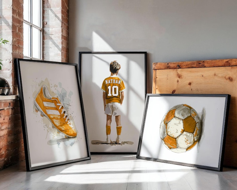 Personalisierter Fußballtrikot-Druck: Poster mit individuellem Namen und Nummer, Kinderzimmerdeko, Fußballgeschenk für Jungen, 3er-Set Sport-Wandbilder Orange