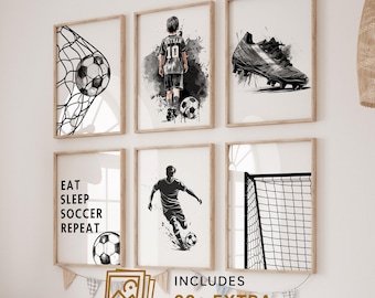 Puede incluir: Conjunto de seis láminas enmarcadas con temática de fútbol en blanco y negro. Las láminas muestran un balón de fútbol en una red, un jugador, botas de fútbol, una portería y el texto "EAT SLEEP SOCCER REPEAT". Incluye más de 20 láminas extra.
