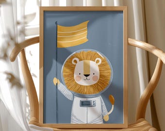 Peut inclure: Une affiche encadrée représentant un lion de dessin animé en combinaison d'astronaute tenant un drapeau jaune. Le lion a une crinière dorée et se détache sur un fond bleu étoilé. Le cadre est en bois clair.