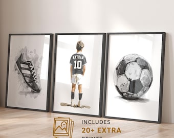 Puede incluir: Tres impresiones enmarcadas con temática de fútbol. Una impresión presenta una bota de fútbol, otra un niño con uniforme de fútbol con el nombre "Nathan" y el número "10", y la tercera un balón de fútbol. También se ve el texto "INCLUDES 20+ EXTRA PRINTS".
