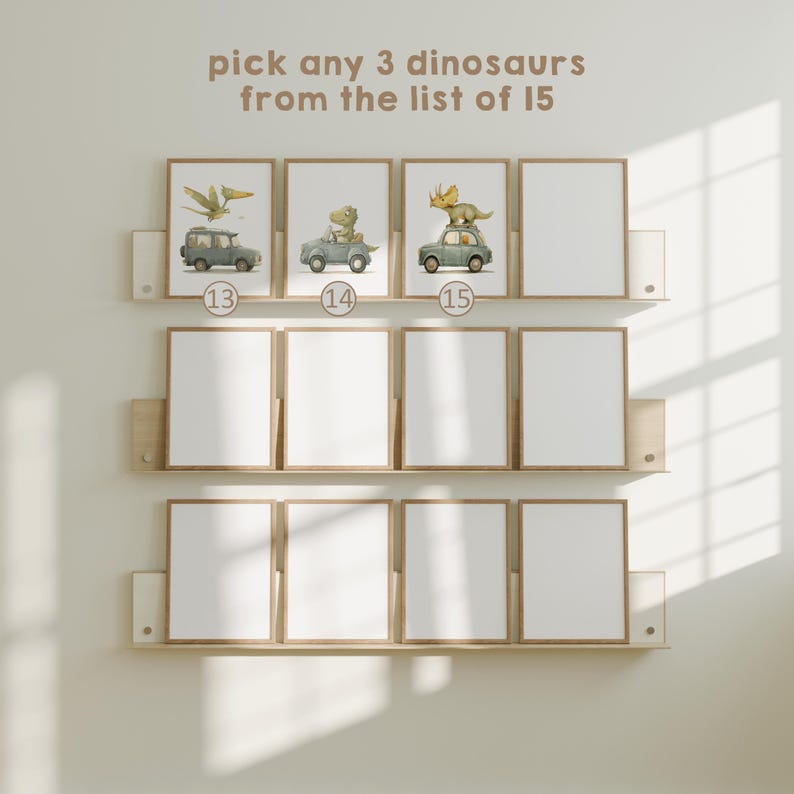 Może przedstawiać: Oprawione w drewno wydruki artystyczne z ilustracjami dinozaur&oacute;w na zabytkowych samochodach. Widoczny tekst "pick any 3 dinosaurs from the list of 15". Wydruki są ułożone na drewnianych p&oacute;łkach.