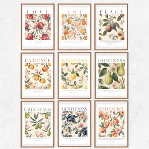 以下が含まれることがあります： インスピレーションを与える言葉と植物画が描かれた、額入りのアートプリント9枚。各プリントには、ザクロ、オレンジ、梨などの異なる果物や花の模様があり、「愛」や「喜び」などの言葉が金色の文字で書かれています。