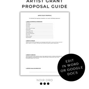 Può includere: Un documento bianco intitolato 'Guida alla proposta di sovvenzione per artisti' con testo nero. Il documento include sezioni per le informazioni sull'artista, il riepilogo del progetto, la narrazione e gli obiettivi. Un cerchio nero con testo bianco che dice 'EDIT IN WORD OR GOOGLE DOCS' si trova in basso a destra.