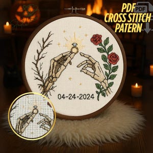 Peut inclure: Un motif de point de croix dans un cercle en bois représente des mains squelettiques échangeant une bague, avec des roses et la date 04-24-2024. Le texte "PDF CROSS STITCH PATTERN" est affiché en haut. Une petite image circulaire montre l'échange de bagues.