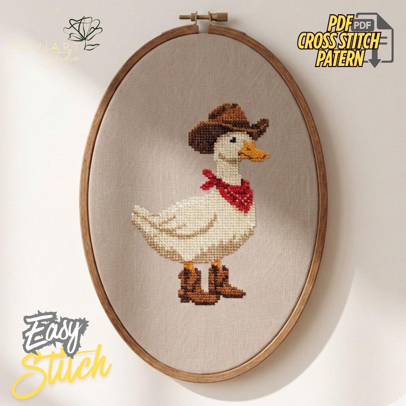 K&ouml;nnte beinhalten: Kreuzstichmuster einer wei&szlig;en Ente mit braunem Cowboyhut, rotem Halstuch und braunen Stiefeln. Die Ente ist auf beigem Stoff gestickt, umrahmt von einem h&ouml;lzernen Stickrahmen. Der Text auf dem Bild lautet "PDF Cross Stitch Pattern" und "Easy Stitch".