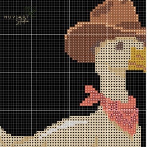 K&ouml;nnte beinhalten: Kreuzstichmuster einer Cartoon-Ente mit Cowboyhut und rosa Bandana. Die Ente ist in Beige-, Braun- und Rosat&ouml;nen vor einem schwarzen Gitterhintergrund dargestellt. Der Text "NUVIART Studio" befindet sich oben links.