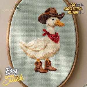 Puede incluir: Patrón de punto de cruz de un pato blanco con sombrero de vaquero marrón, pañuelo rojo y botas marrones. El pato está sobre un fondo azul claro dentro de un bastidor de bordado de madera. El texto dice "PDF Cross Stitch Pattern" y "Easy Stitch".