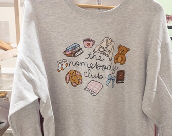 Homebody Club Sweatshirt – Cozy Cottagecore Pullover, Cute Graphic Sweater, Comfort Lover Gift, Soft Aesthetic Loungewear