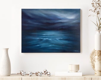 Pintura al óleo sobre lienzo de paisaje marino nocturno, horizonte oceánico azul oscuro, obra de arte original pintada a mano con olas y nubes, decoración de pared con cielo acuático.
