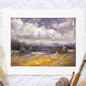 Dipinto a olio di campagna dipinto a mano, decorazione murale originale del paesaggio, piccola opera d'arte della natura strutturata, immagine di scena rurale di campo di impasto con nuvole
