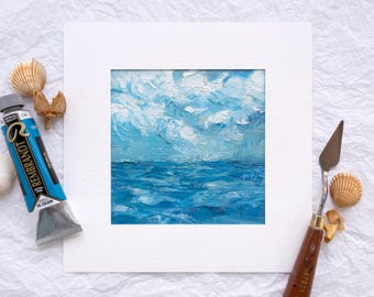 Paisaje marino abstracto de pequeño formato, pintura al óleo con espátula y técnica de impasto, horizonte marino azul con nubes, paisaje oceánico texturizado pintado a mano.