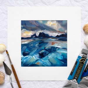 Piccolo dipinto ad olio di paesaggio marino espressivo, paesaggio costiero astratto, decorazione da parete con tramonto quadrato sull'oceano e nuvole, opera d'arte con scena di spiaggia rocciosa