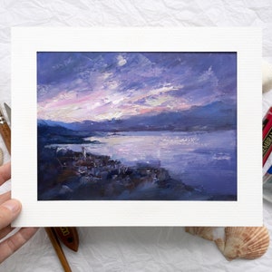 Dipinto a olio con panorama sul paesaggio marino al tramonto, arte da parete costiera dipinta a mano, opera d'arte originale delle coste del Mediterraneo, decorazione da parete con nuvole rosa della baia