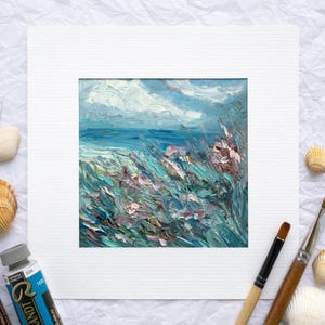 Dipinto ad olio di fiori selvatici sulla spiaggia, spatola impasto, opera d'arte floreale sulla costa, decorazione murale con fiori strutturati e paesaggio marino, orizzonte oceanico dipinto a mano