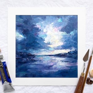 Dipinto ad olio con paesaggio marino blu, opera d'arte astratta con oceano e nuvole, decorazione da parete quadrata in impasto strutturato, moderno e minimalista indaco sospeso