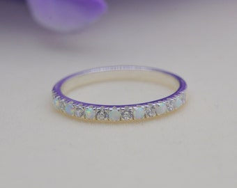 Banda de eternidad de ópalo, anillo de media eternidad de ópalo de ópalo, anillo de ópalo de plata de ley, banda de boda de ópalo, anillo de apilamiento de ópalo, anillo de piedra de nacimiento, regalo para ella