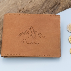 Geldbeutel, Portemonnaie Leder in Braun, personalisiert – Geldbörse „Berge” – Geschenk Geburtstag, Jahrestag, Valentinstag für Freund, Mann