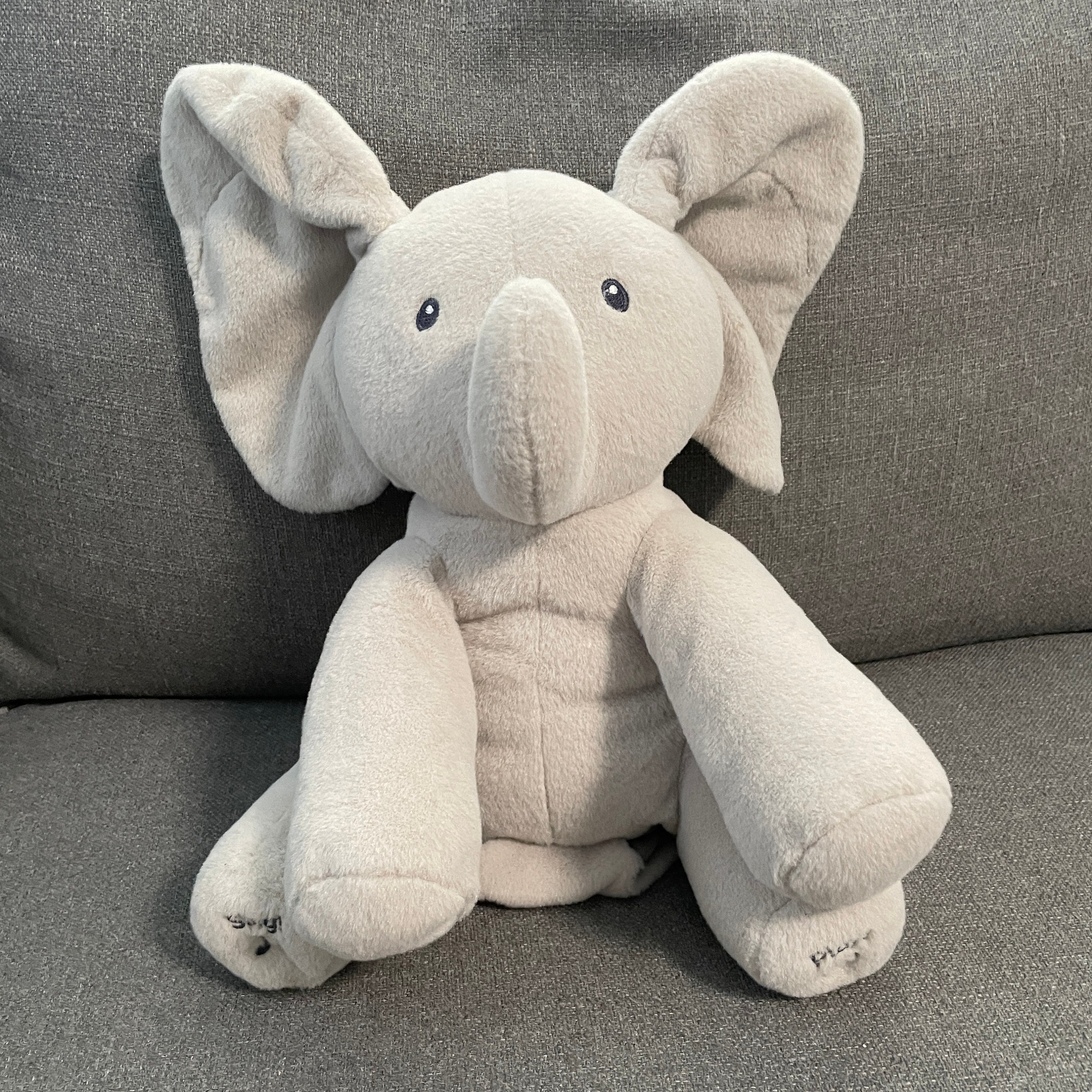 Baby Gund Peluche animée Flappy l'éléphant Gris 30,5 cm : : Jeux  et Jouets