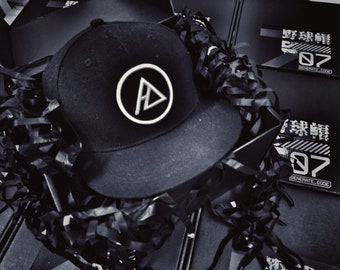 Czapka typu snapback z płaskim daszkiem FORGO DESIGN: haftowane logo